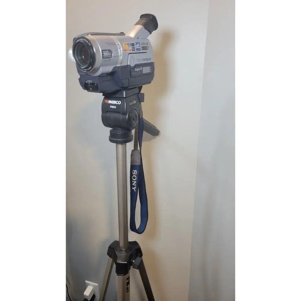 Sony DCR-TRV140 Handycam Digital8/Hi8 60x NightShot w/ Bag Remote Tapes